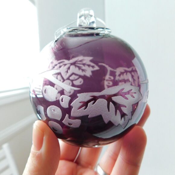 HAND BLOWN ART GLASS ORNAMENT PURPLE ETCHED GRAPES LEAVES Vintage Gift EUC - Picture 10 of 10